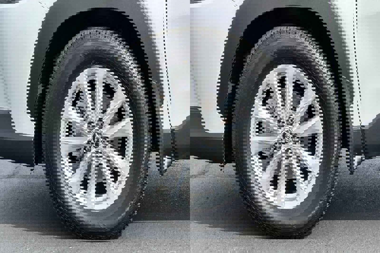 Certified 2022 Toyota Corolla Cross LE image 31