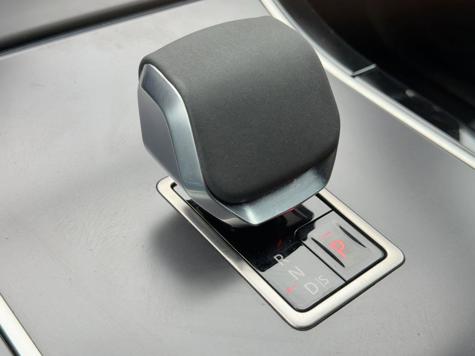 Used 2024 Land Rover Range Rover Evoque Dynamic SE image 18