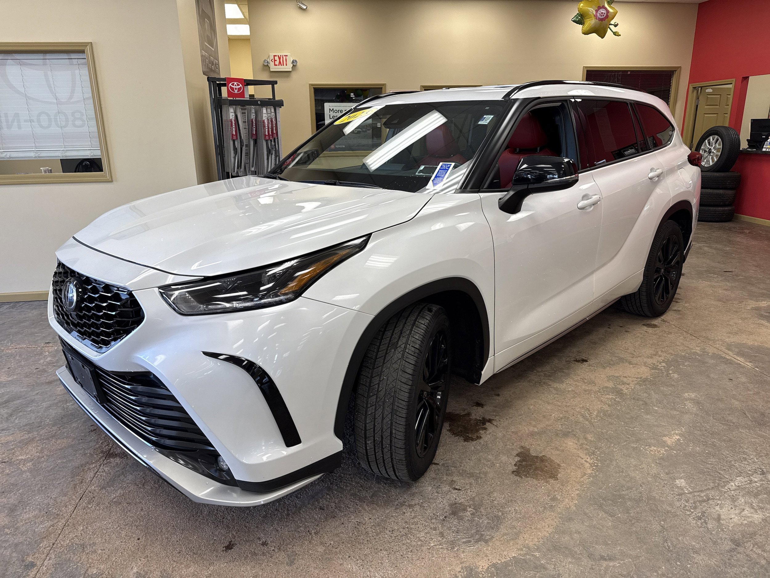 Used 2023 Toyota Highlander XSE AWD/4WD image 3