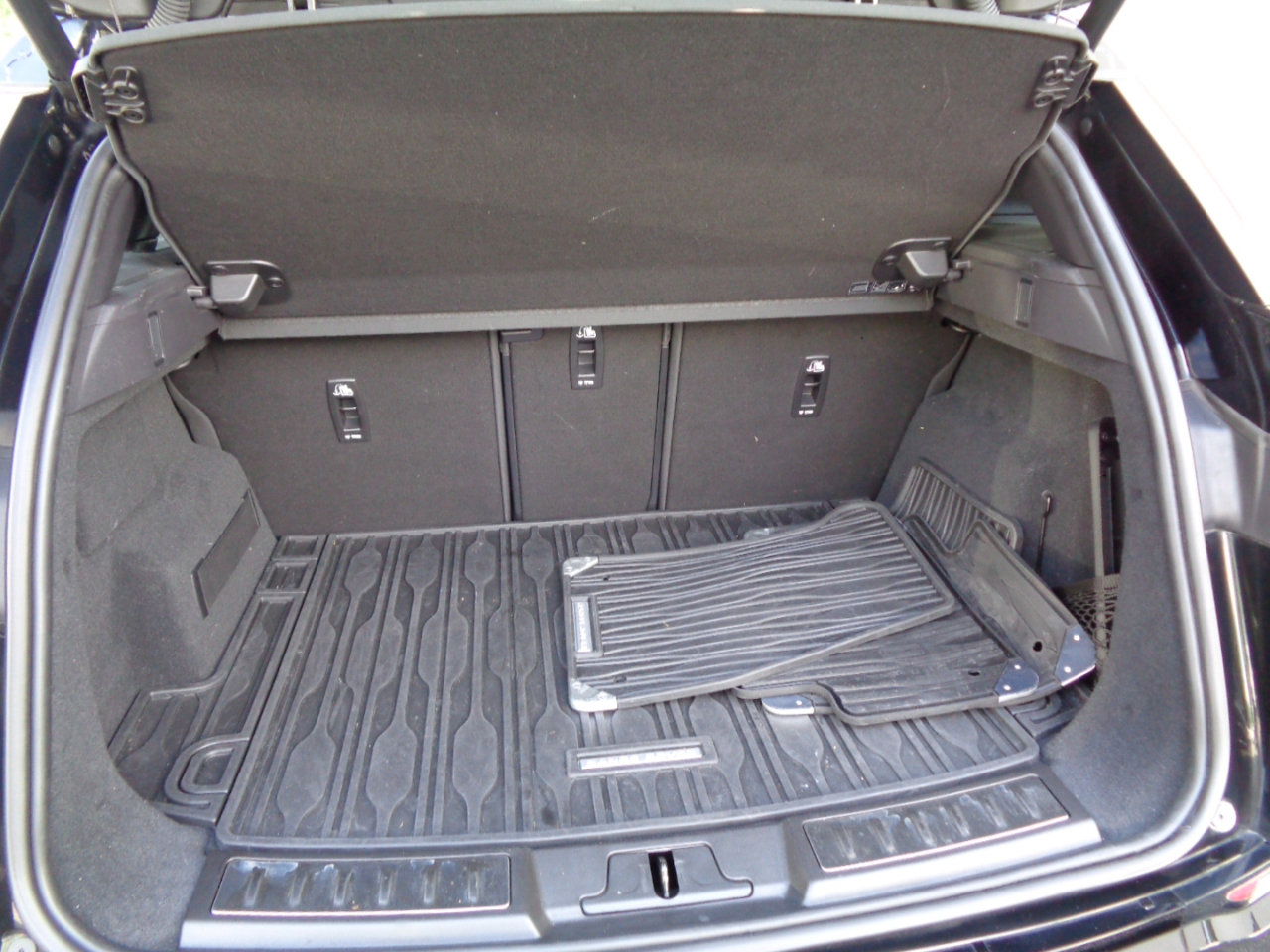 Used 2022 Land Rover Range Rover Evoque R-Dynamic SE image 19