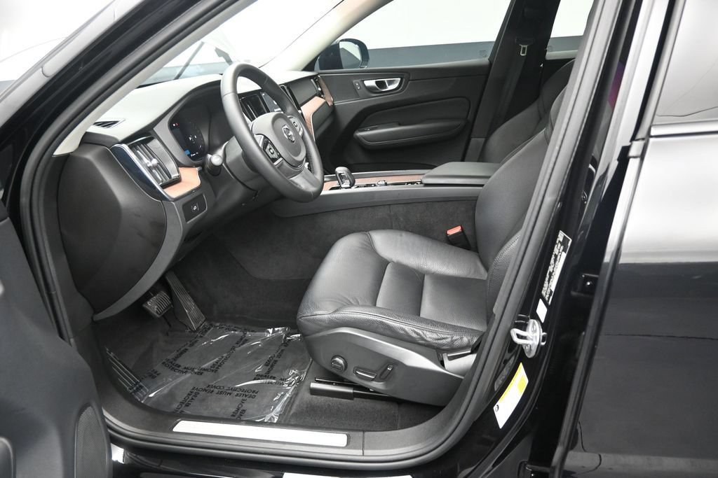 Certified 2024 Volvo XC60 B5 Plus AWD/4WD image 11