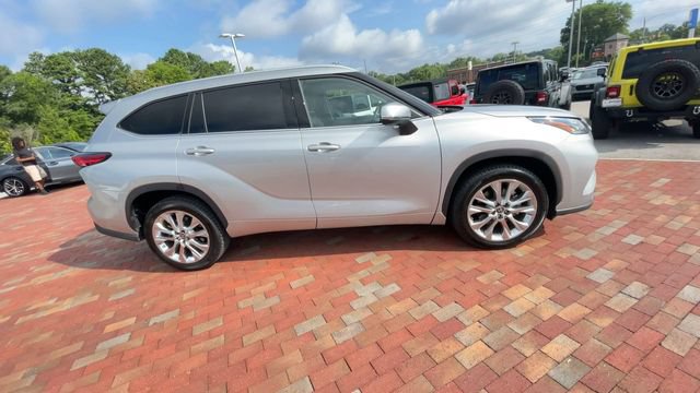 Used 2021 Toyota Highlander Limited FWD image 2