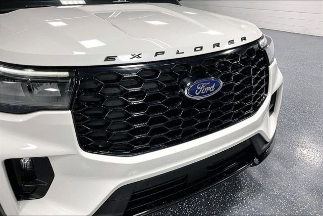 Used 2025 Ford Explorer ST-Line w/ ST-Line Street Pack AWD/4WD image 30