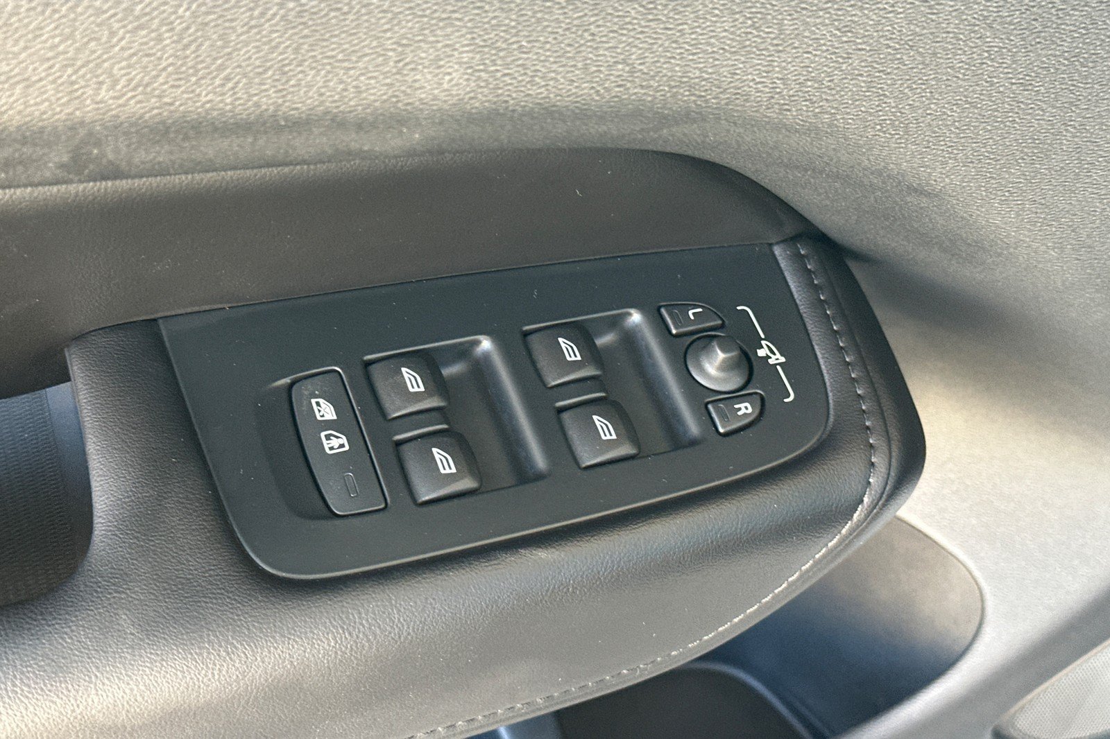Certified 2023 Volvo XC60 T8 Plus AWD/4WD image 10