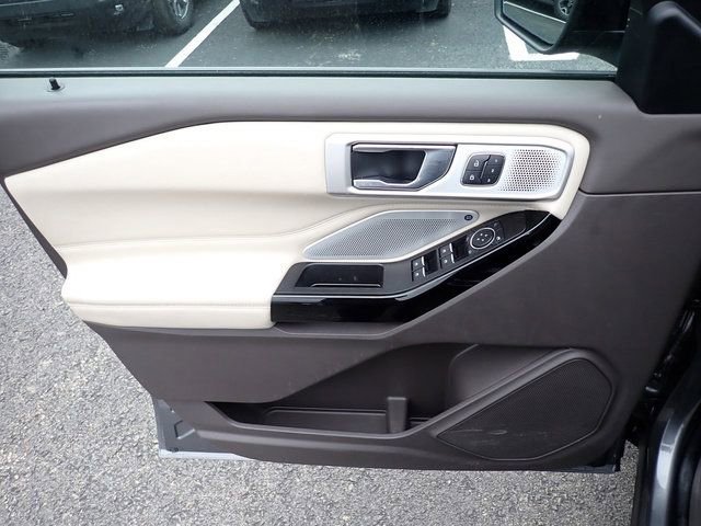 Used 2022 Ford Explorer Platinum w/ Technology Package AWD/4WD image 23