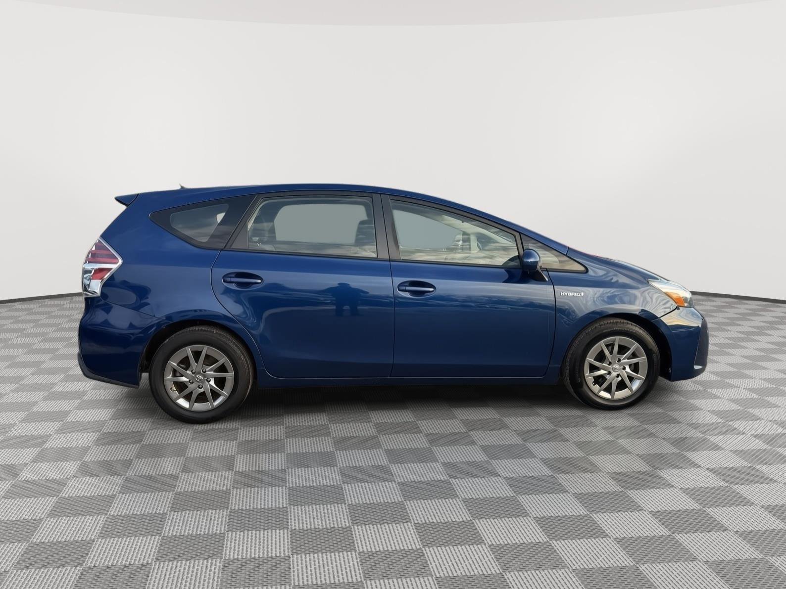 Used 2017 Toyota Prius V Three w/ Carpet Mat Package image 4
