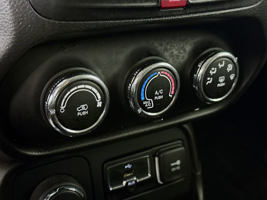 Used 2017 Jeep Renegade Altitude AWD/4WD image 8