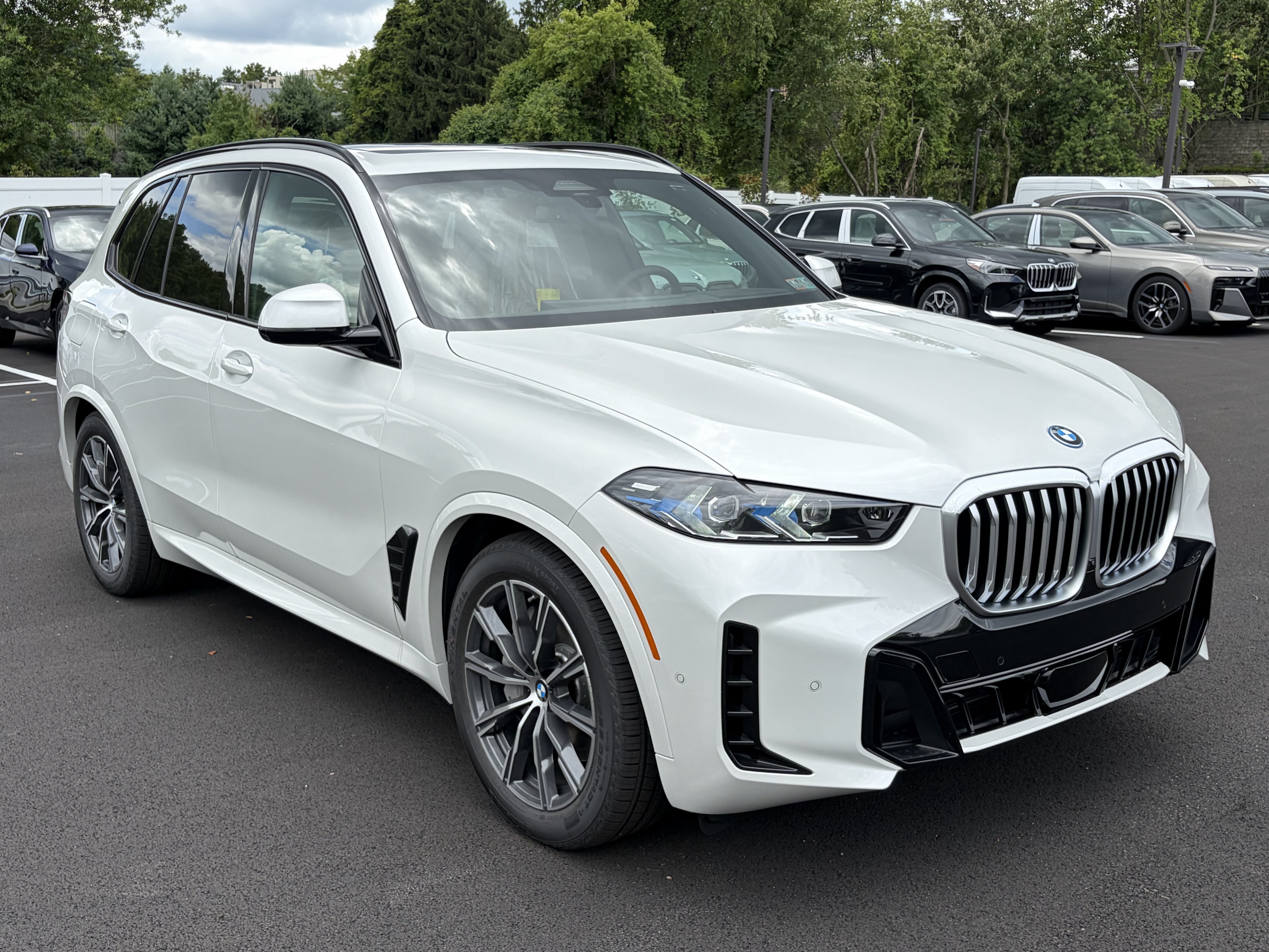 New 2026 BMW X5 xDrive50e w/ M Sport Package AWD/4WD image 3