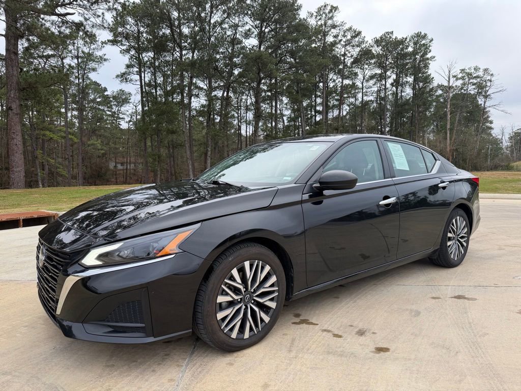 Used 2024 Nissan Altima 2.5 SV image 1