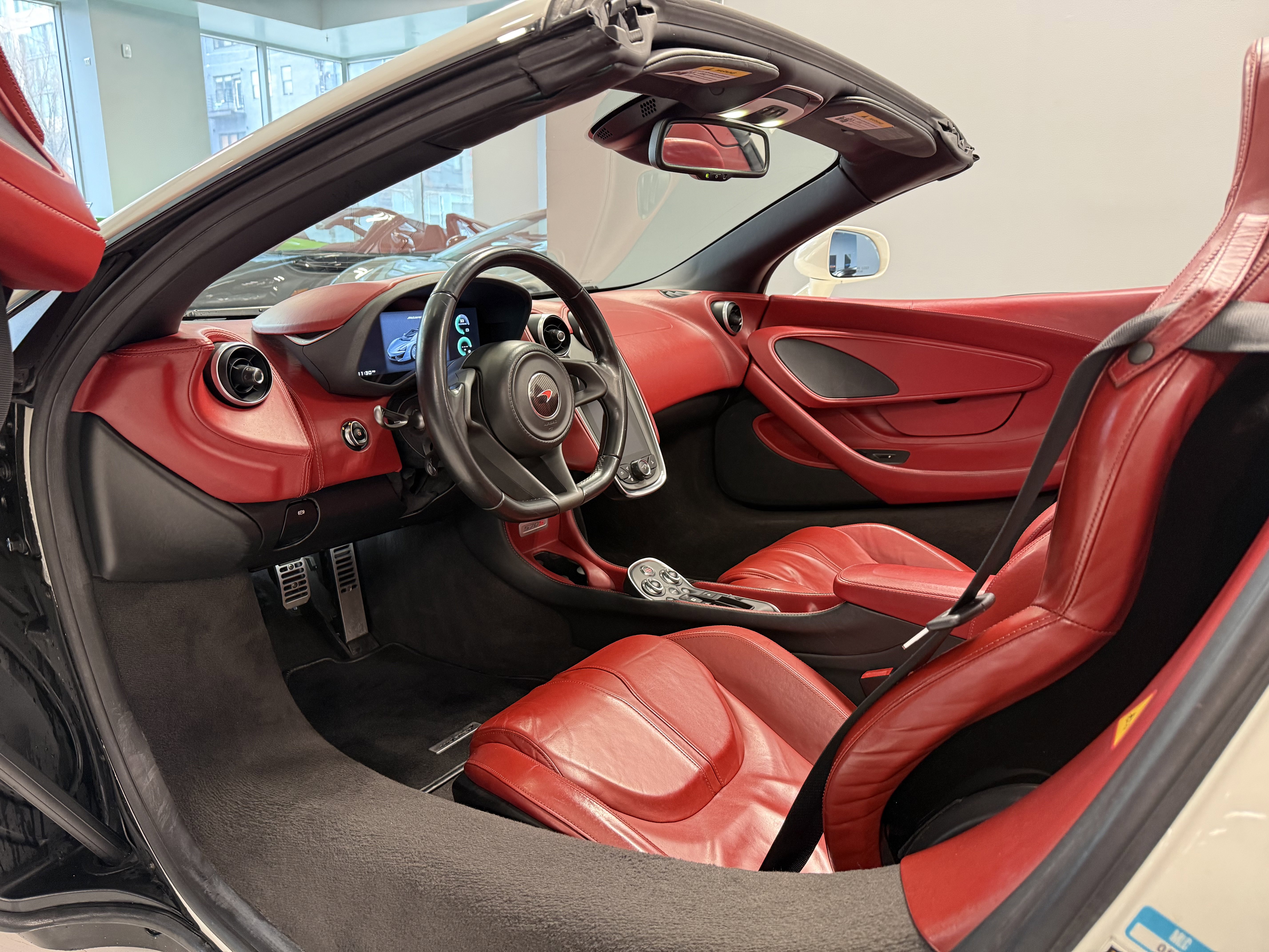 Used 2018 McLaren 570S Spider image 9