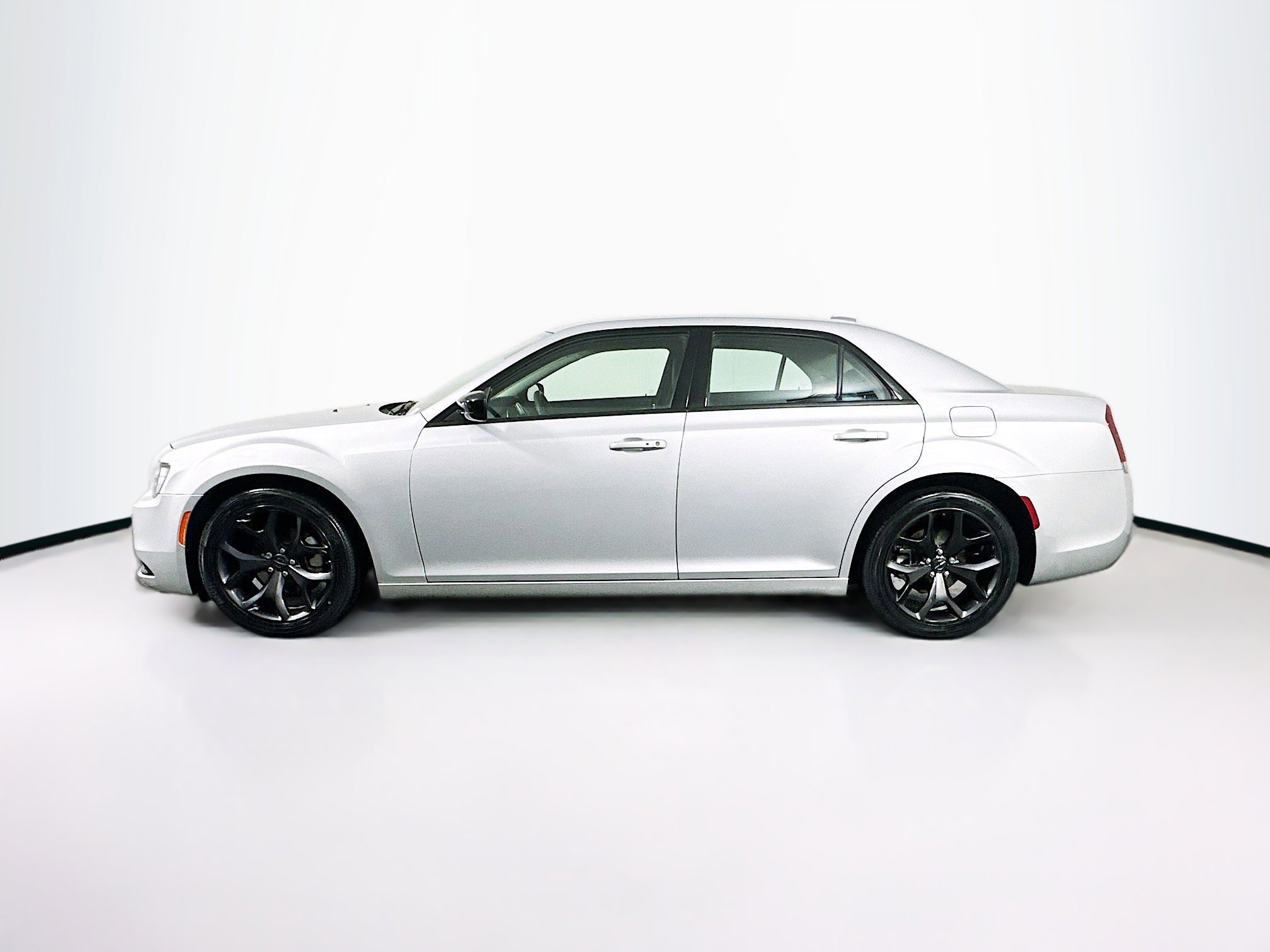 Used 2023 Chrysler 300 Touring w/ Sport Appearance Package image 4