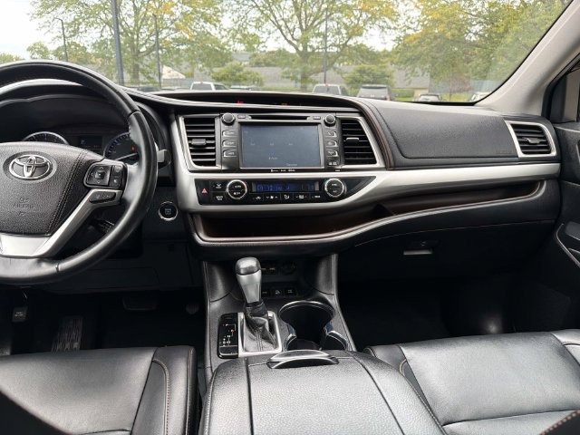 Used 2019 Toyota Highlander XLE AWD/4WD image 16