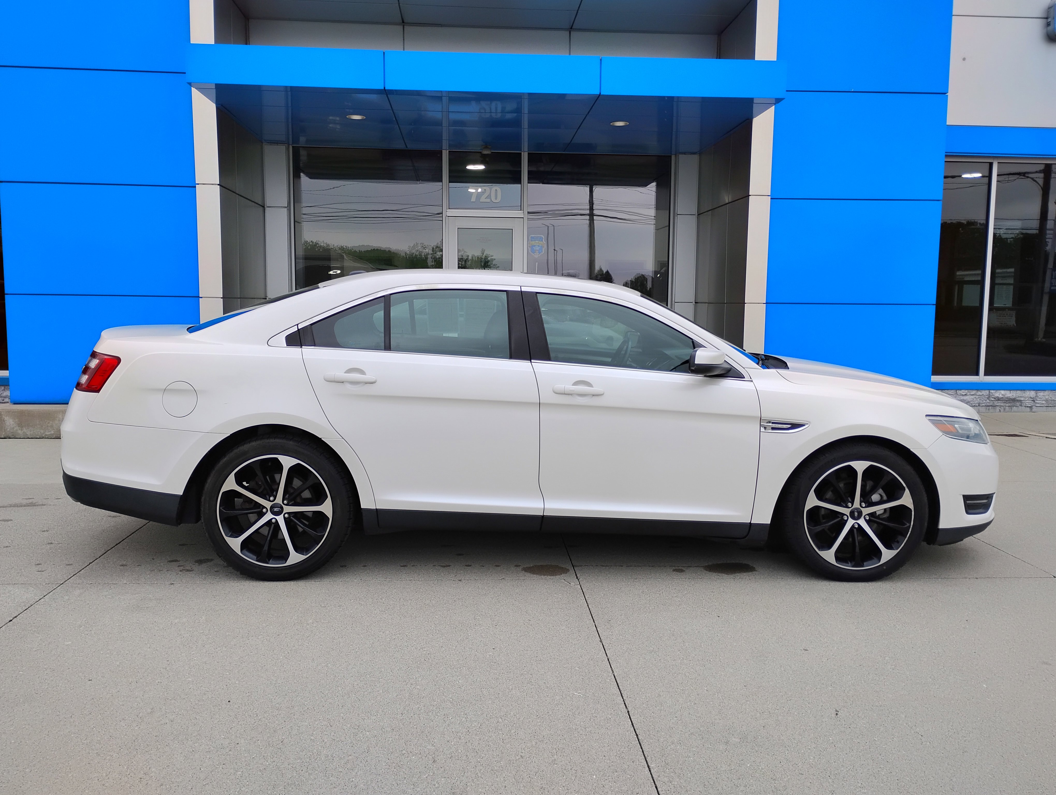Used 2015 Ford Taurus SEL w/ Equipment Group 201A FWD image 34