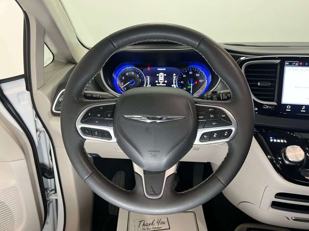 Used 2024 Chrysler Pacifica Touring-L image 15