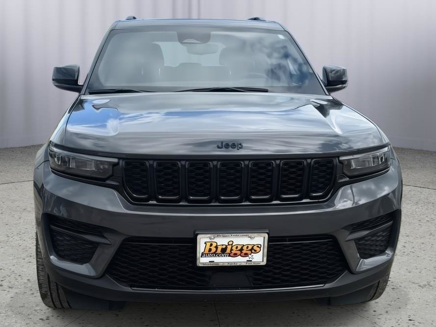 Used 2024 Jeep Grand Cherokee Altitude AWD/4WD image 9