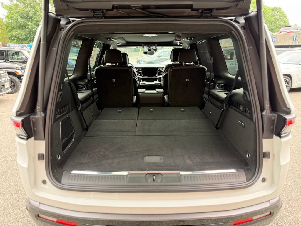 New 2026 Jeep Grand Wagoneer Summit AWD/4WD image 32