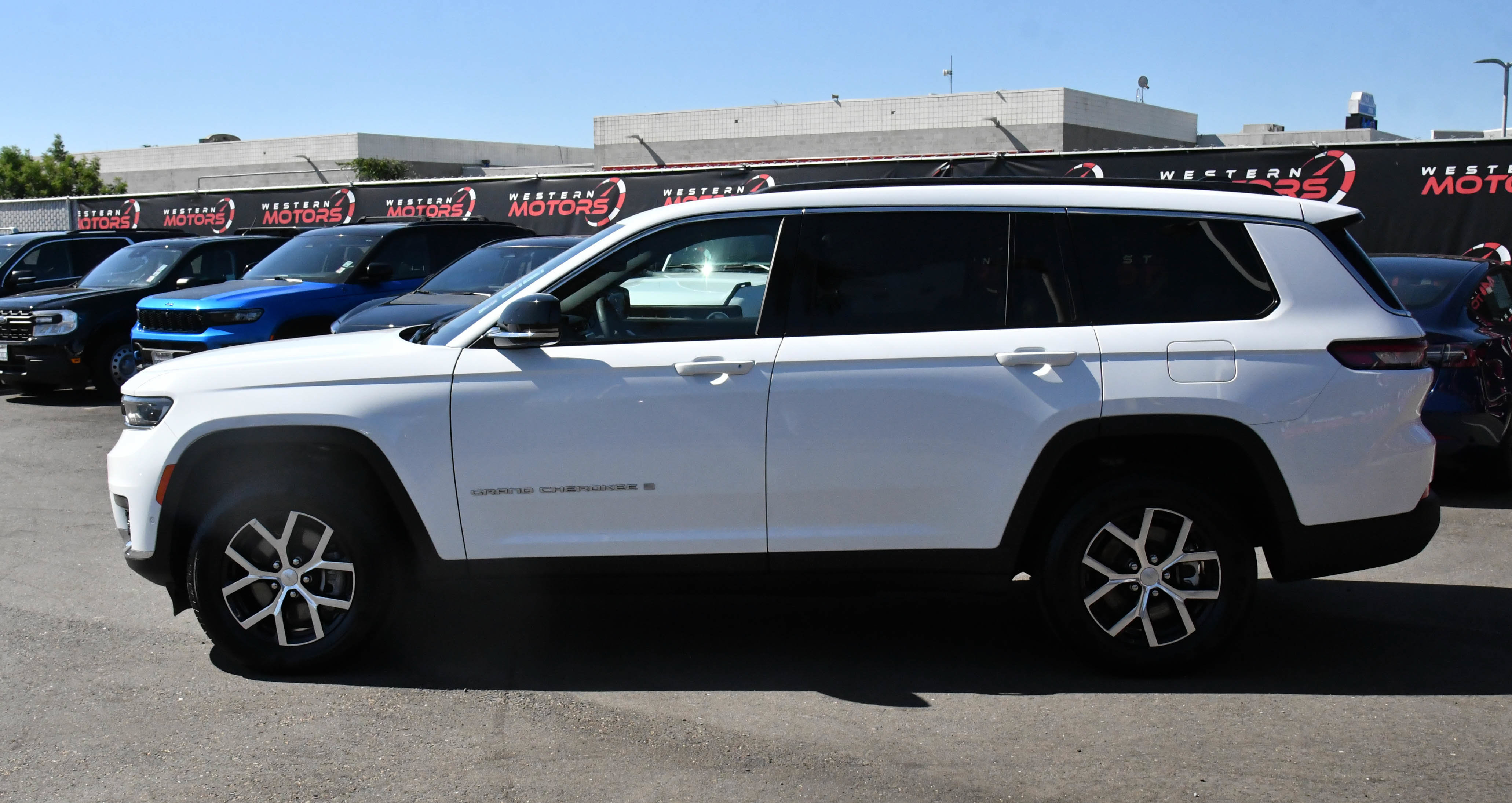 Used 2024 Jeep Grand Cherokee L Limited w/ Luxury Tech Group II AWD/4WD image 4