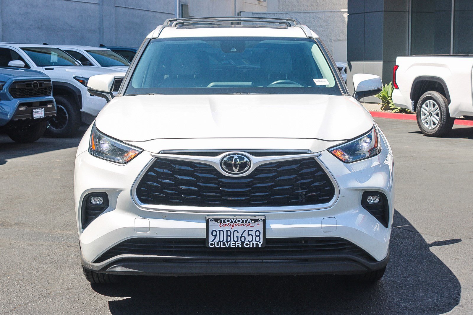 Used 2022 Toyota Highlander XLE FWD image 2