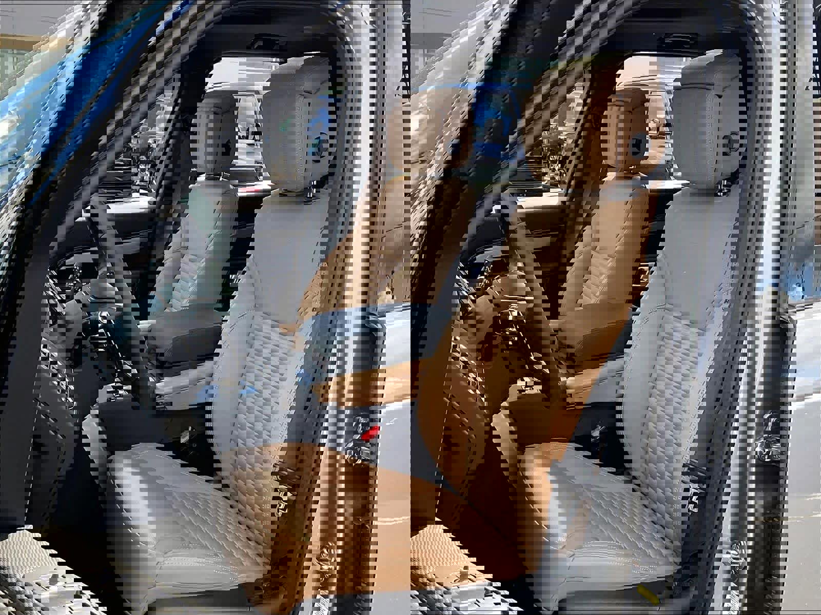 Used 2025 Land Rover Discovery Dynamic SE image 25