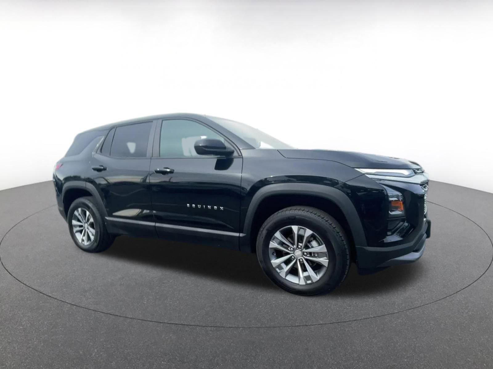 Used 2025 Chevrolet Equinox LT image 2