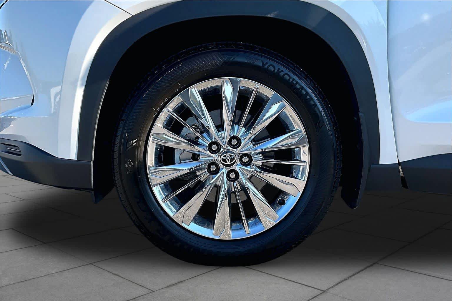 Used 2025 Toyota Grand Highlander AWD image 10