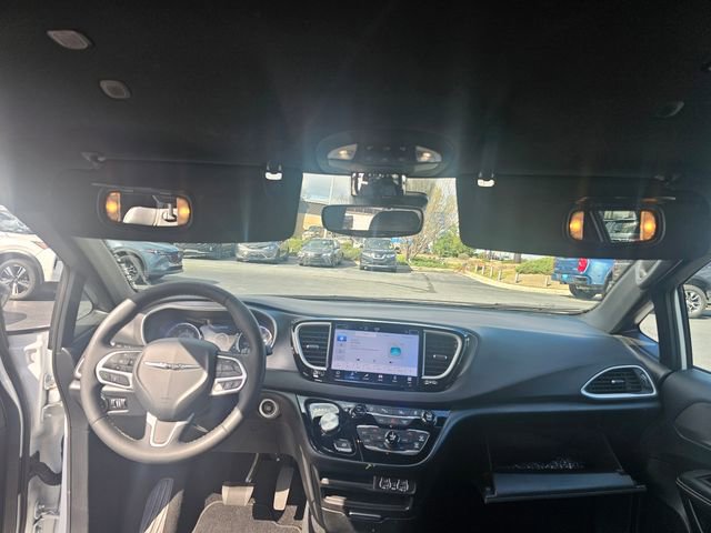 Used 2025 Chrysler Pacifica Select image 22