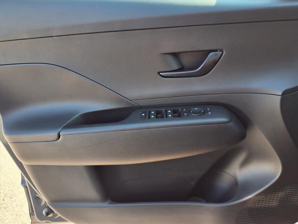 Used 2025 Hyundai Kona SE image 22