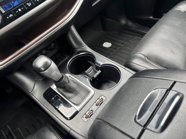 Certified 2017 Toyota Highlander Limited Platinum FWD image 30