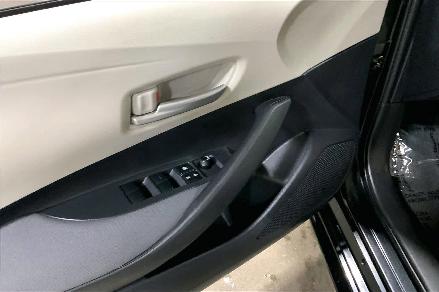 Used 2020 Toyota Corolla LE FWD image 35