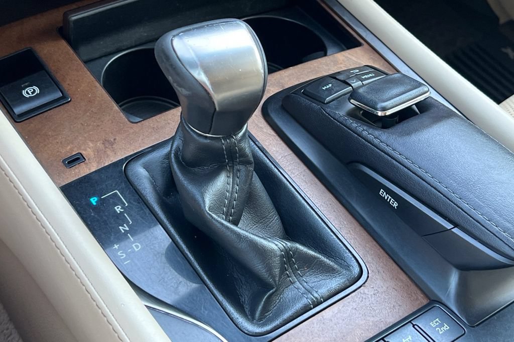 Used 2017 Lexus LX 570 4WD w/ Luxury Package image 26
