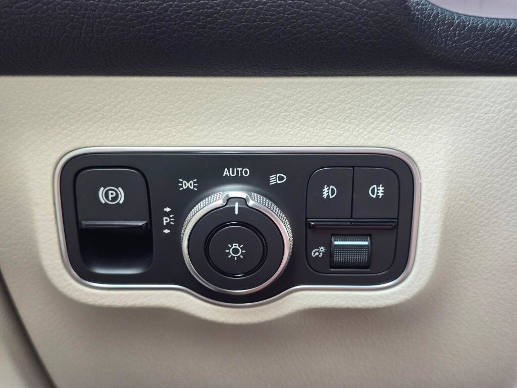 Used 2025 Mercedes-Benz GLB 250 4MATIC image 36