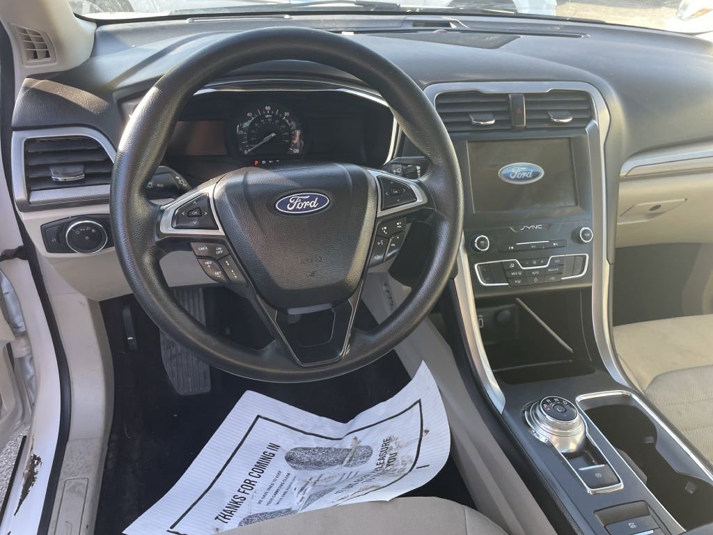 Used 2020 Ford Fusion SE image 2