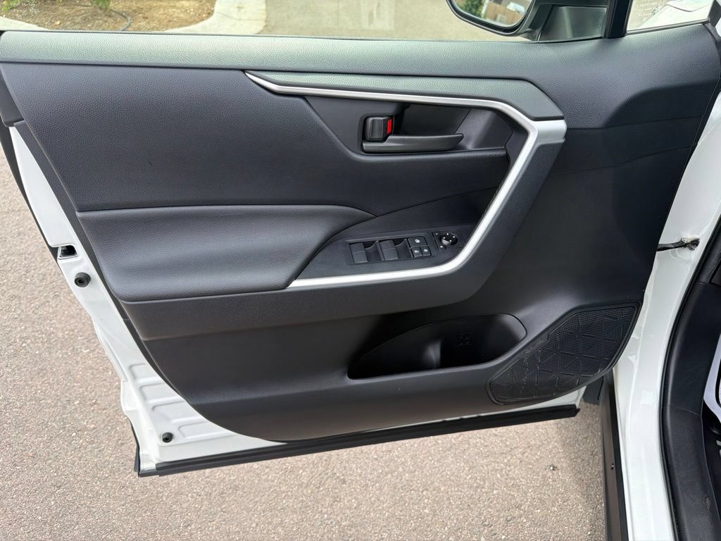 Used 2019 Toyota RAV4 LE w/ Carpet Mat Package AWD/4WD image 23