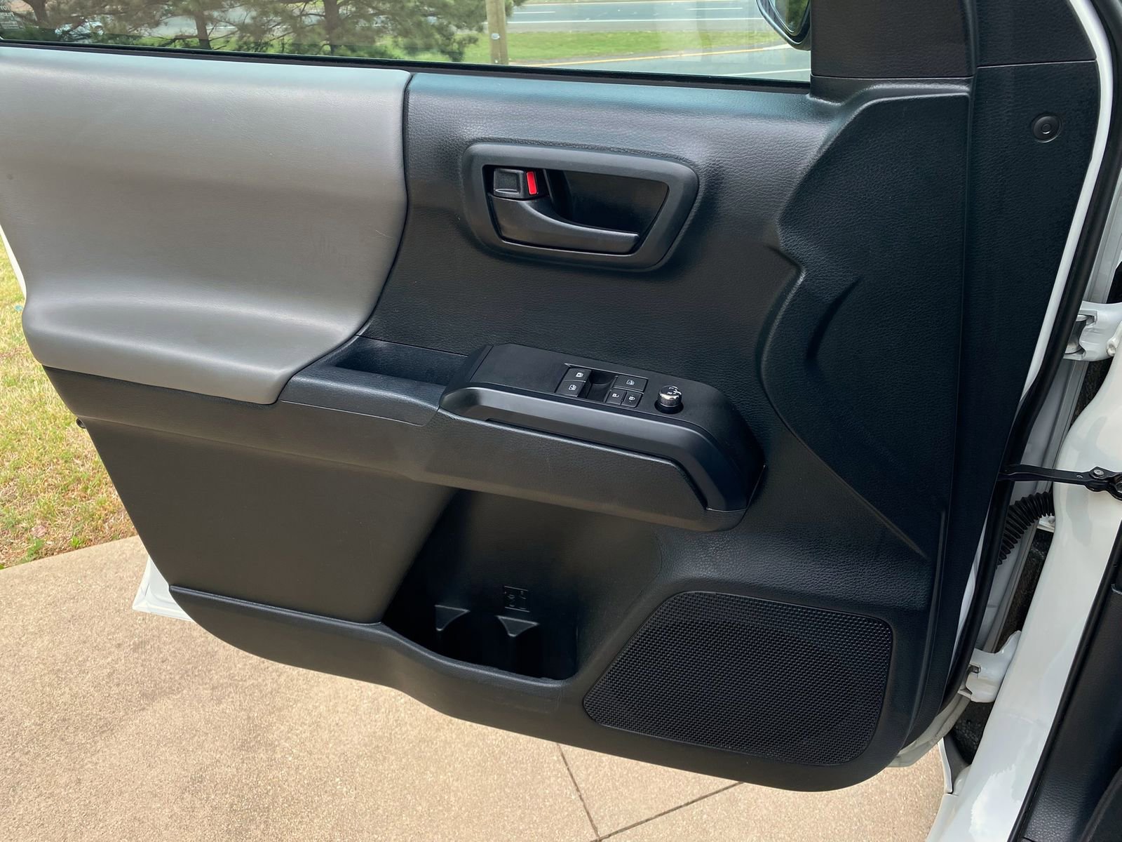 Used 2017 Toyota Tacoma SR image 21