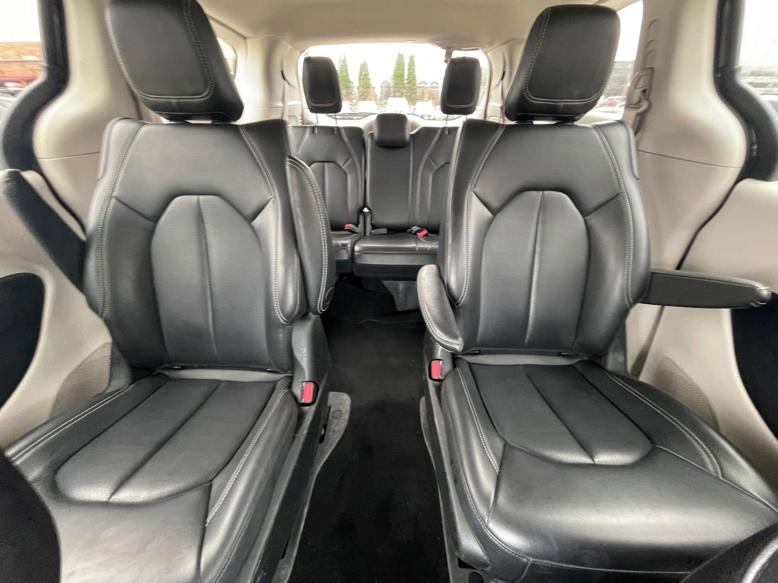 Used 2023 Chrysler Pacifica Touring-L image 41