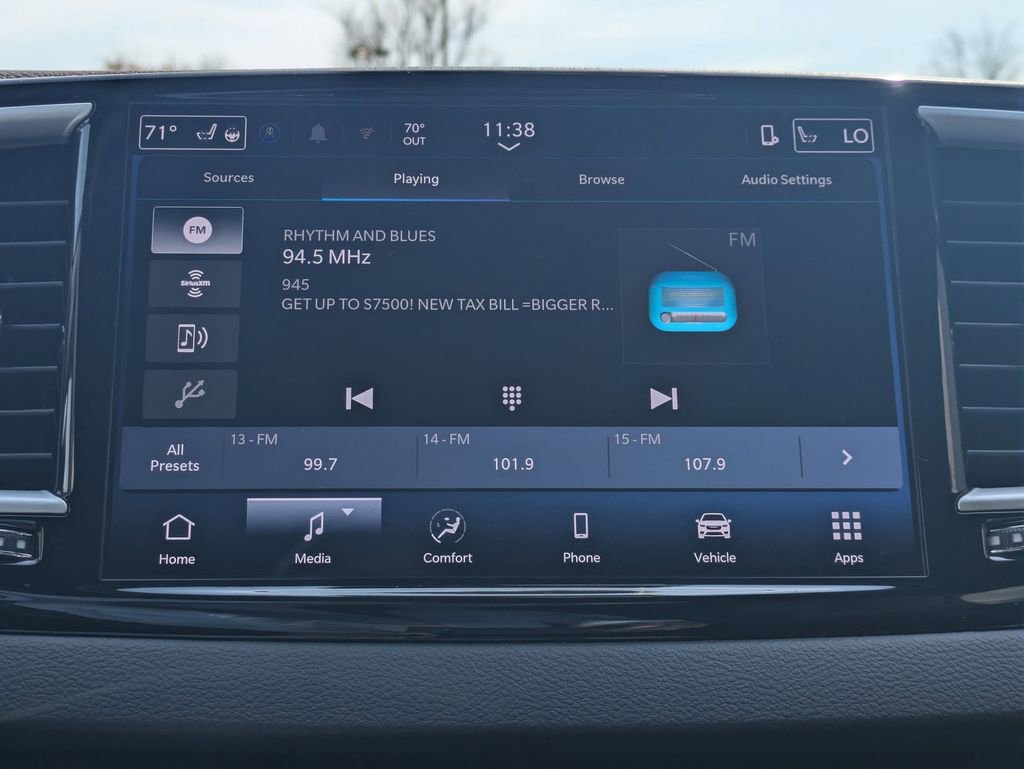 Used 2025 Chrysler Pacifica Select image 19