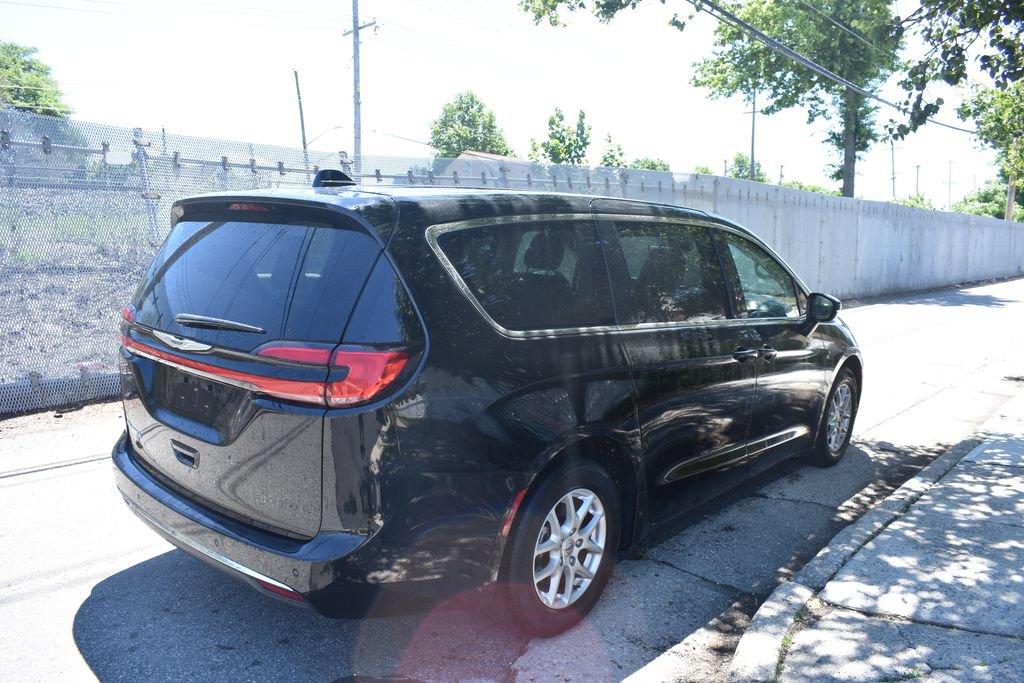 Used 2024 Chrysler Pacifica Touring-L FWD image 5