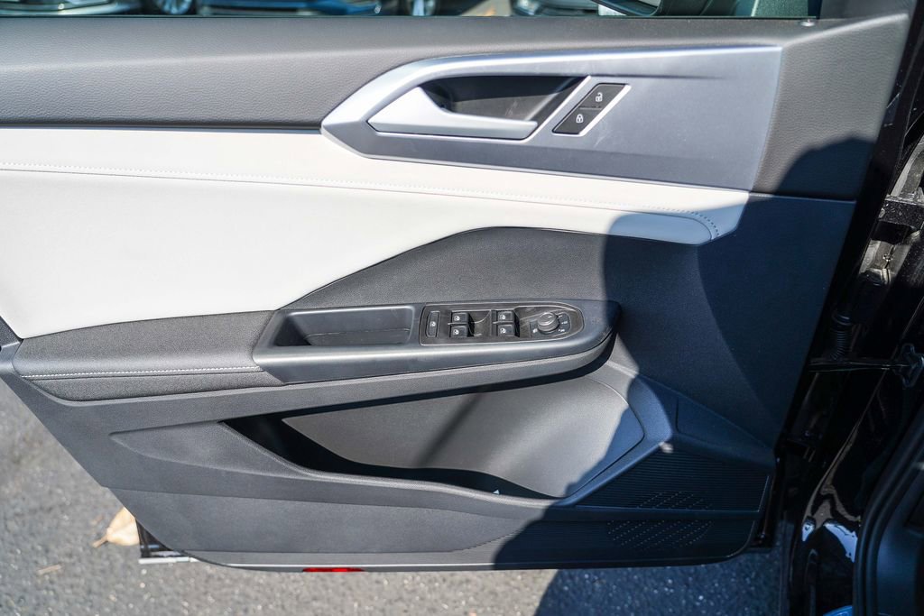 New 2025 Volkswagen Taos SE image 30
