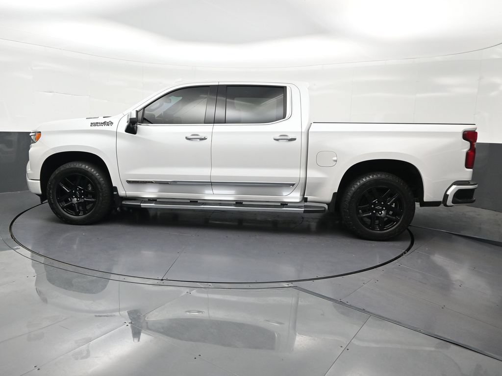 Used 2022 Chevrolet Silverado 1500 High Country w/ High Country Premium Package AWD/4WD image 2