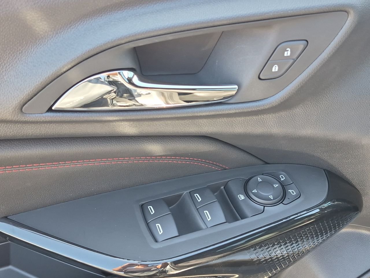 New 2026 Chevrolet Trax RS w/ Sunroof Package FWD image 23