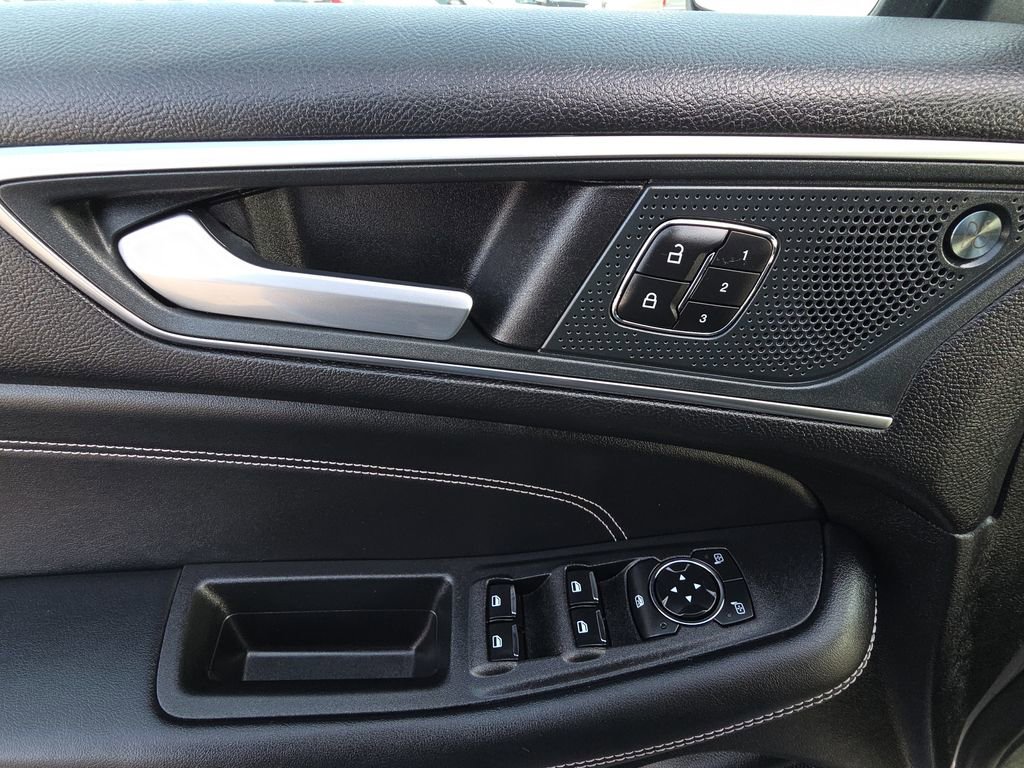 Used 2024 Ford Edge Titanium image 13