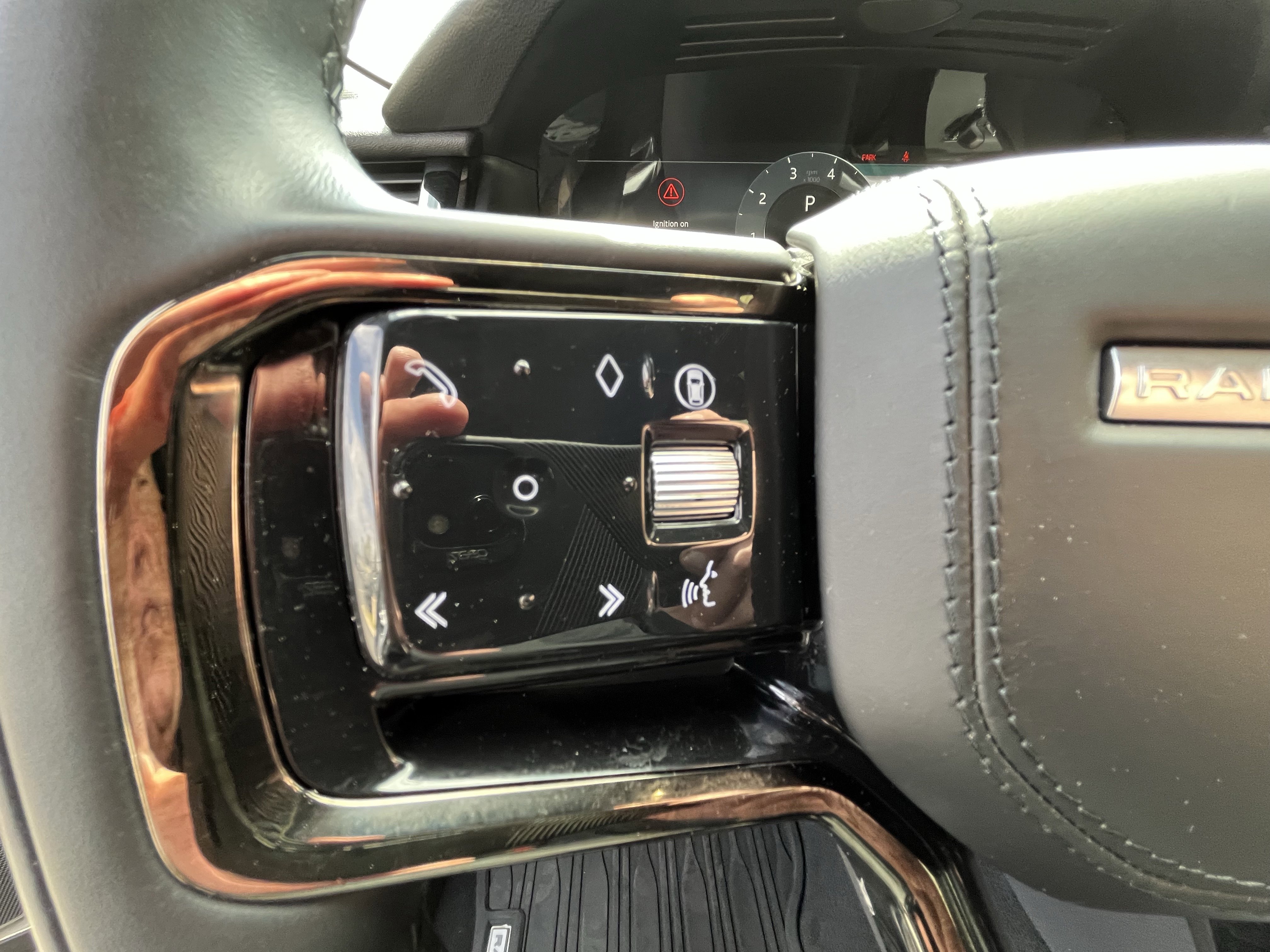 Certified 2025 Land Rover Range Rover Velar Dynamic SE AWD/4WD image 18