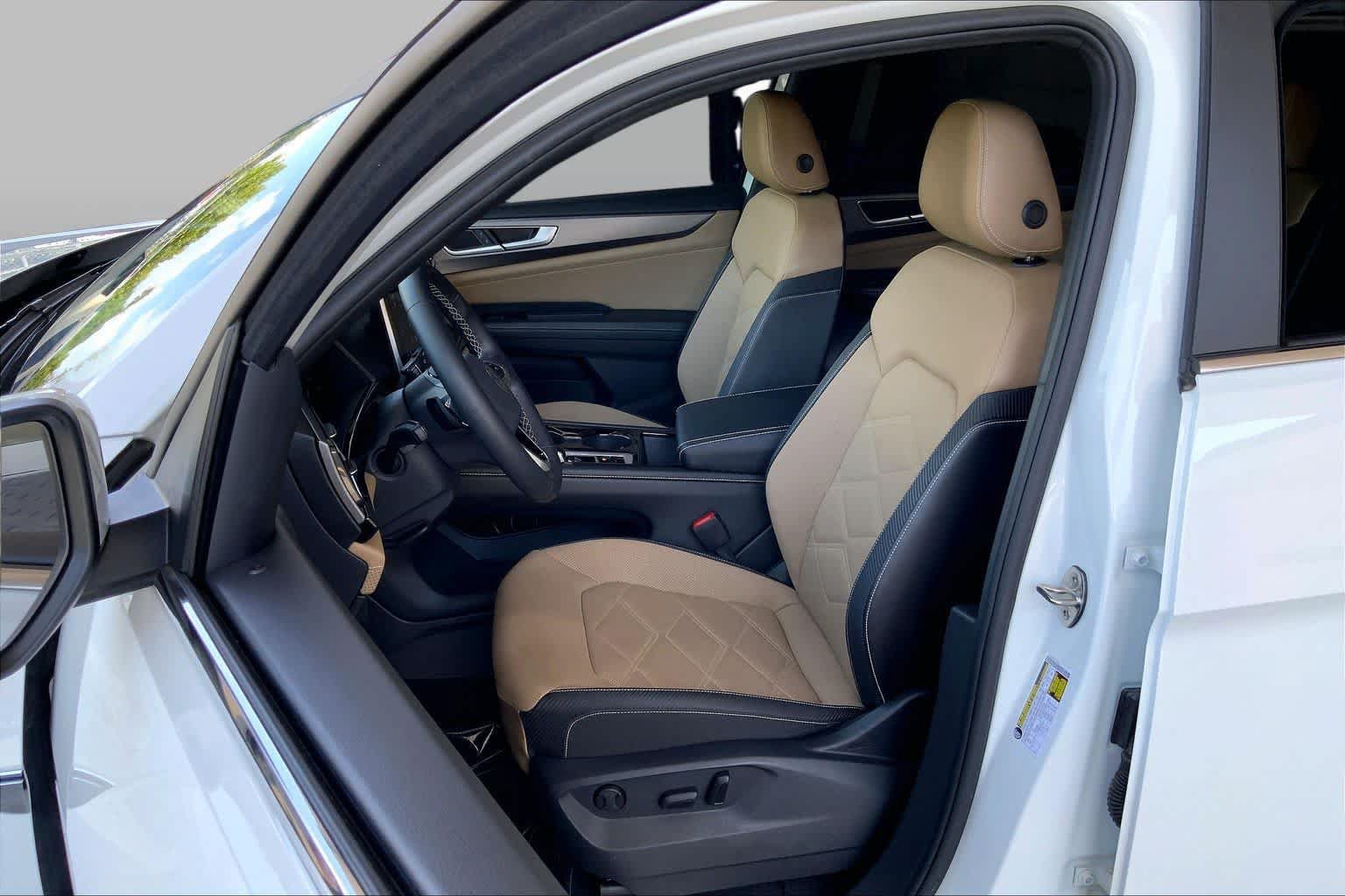 Used 2024 Volkswagen Atlas Cross Sport SE w/ Panoramic Sunroof Package FWD image 8