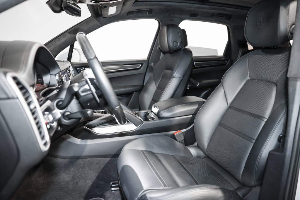 Used 2019 Porsche Cayenne Turbo w/ Sportdesign Package image 29