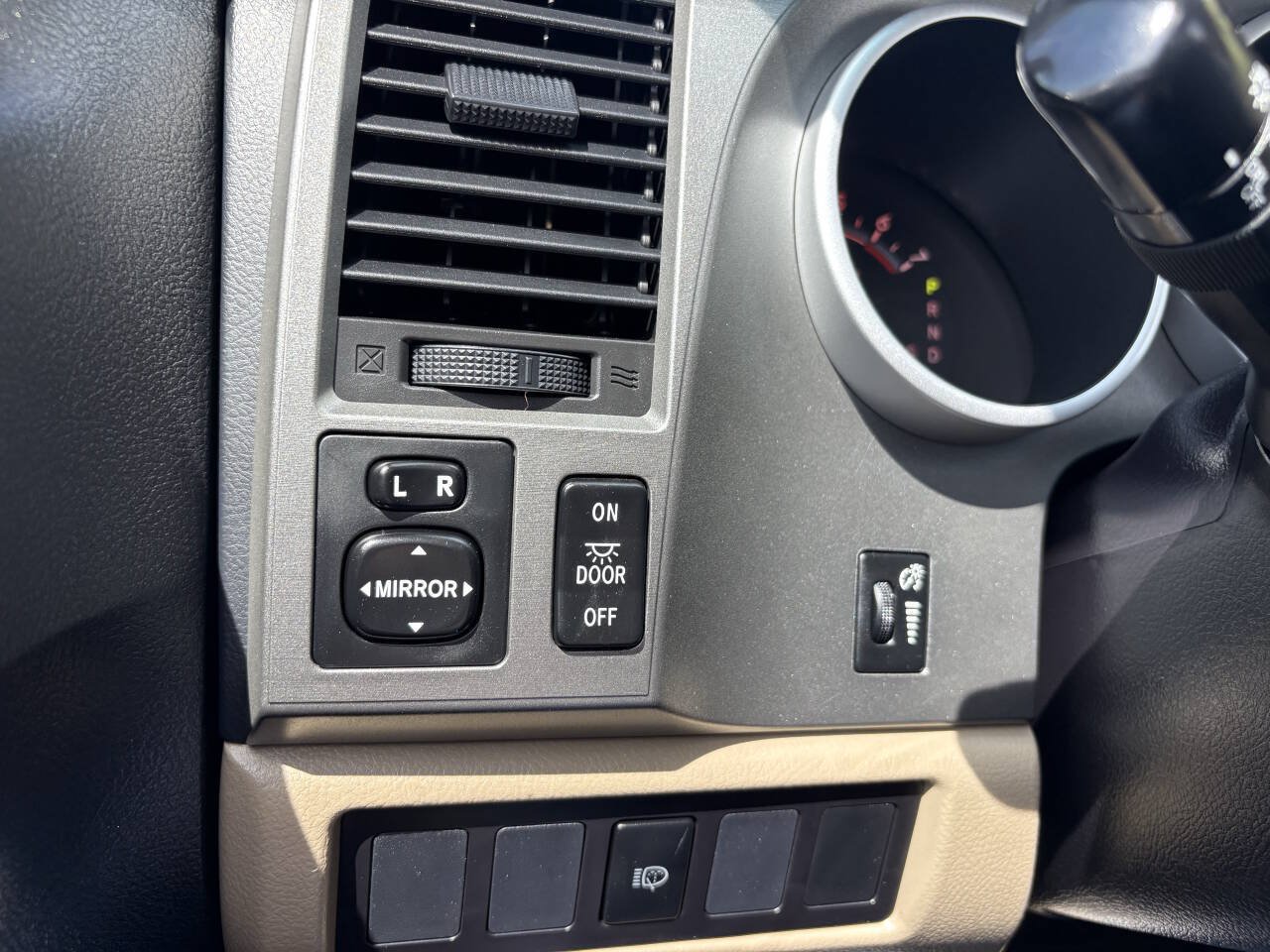 Used 2015 Toyota Sequoia SR5 AWD/4WD image 38