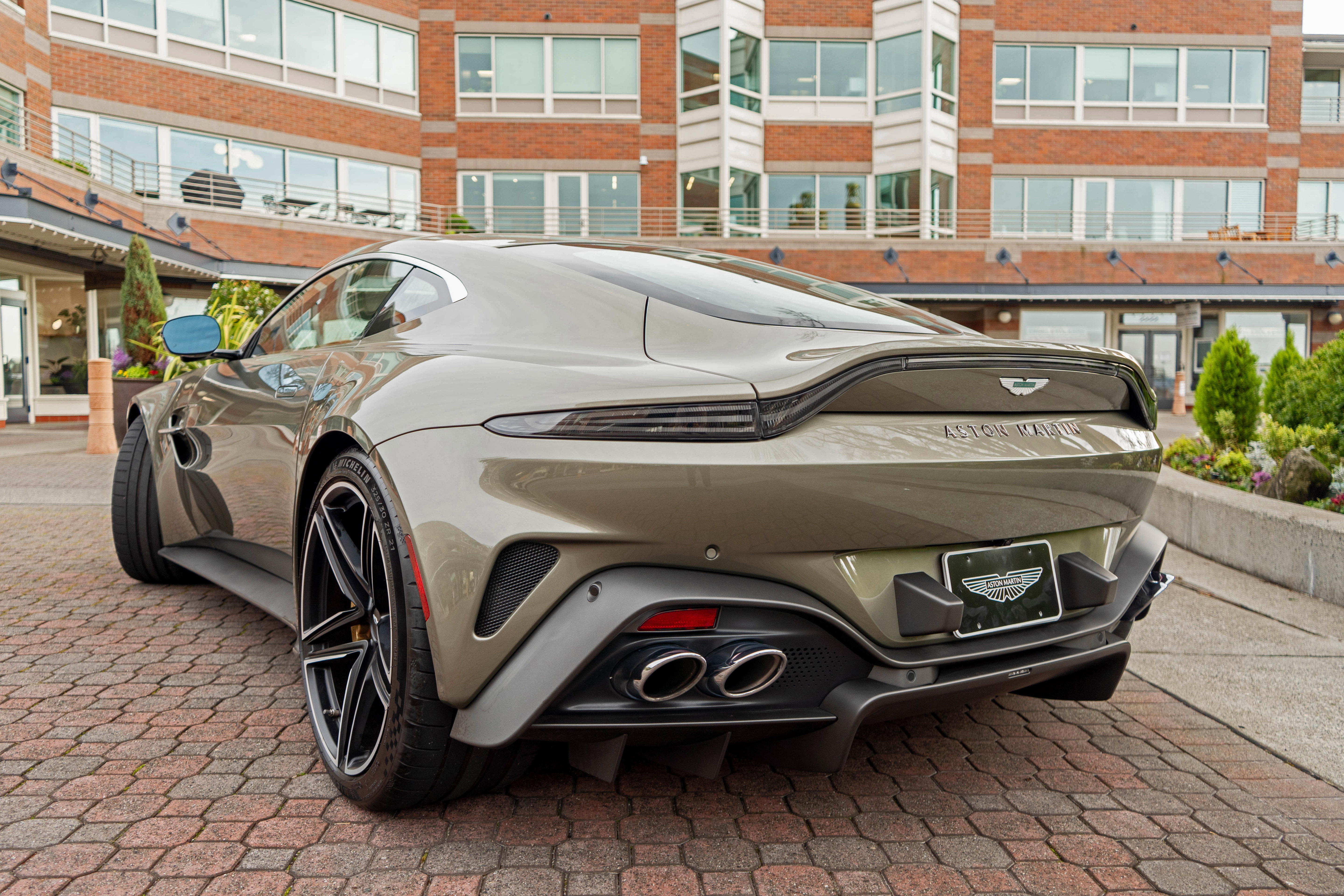 Used 2025 Aston Martin V8 Vantage Coupe image 36