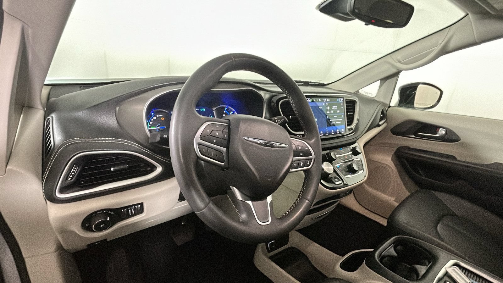 Used 2024 Chrysler Pacifica Limited FWD image 15