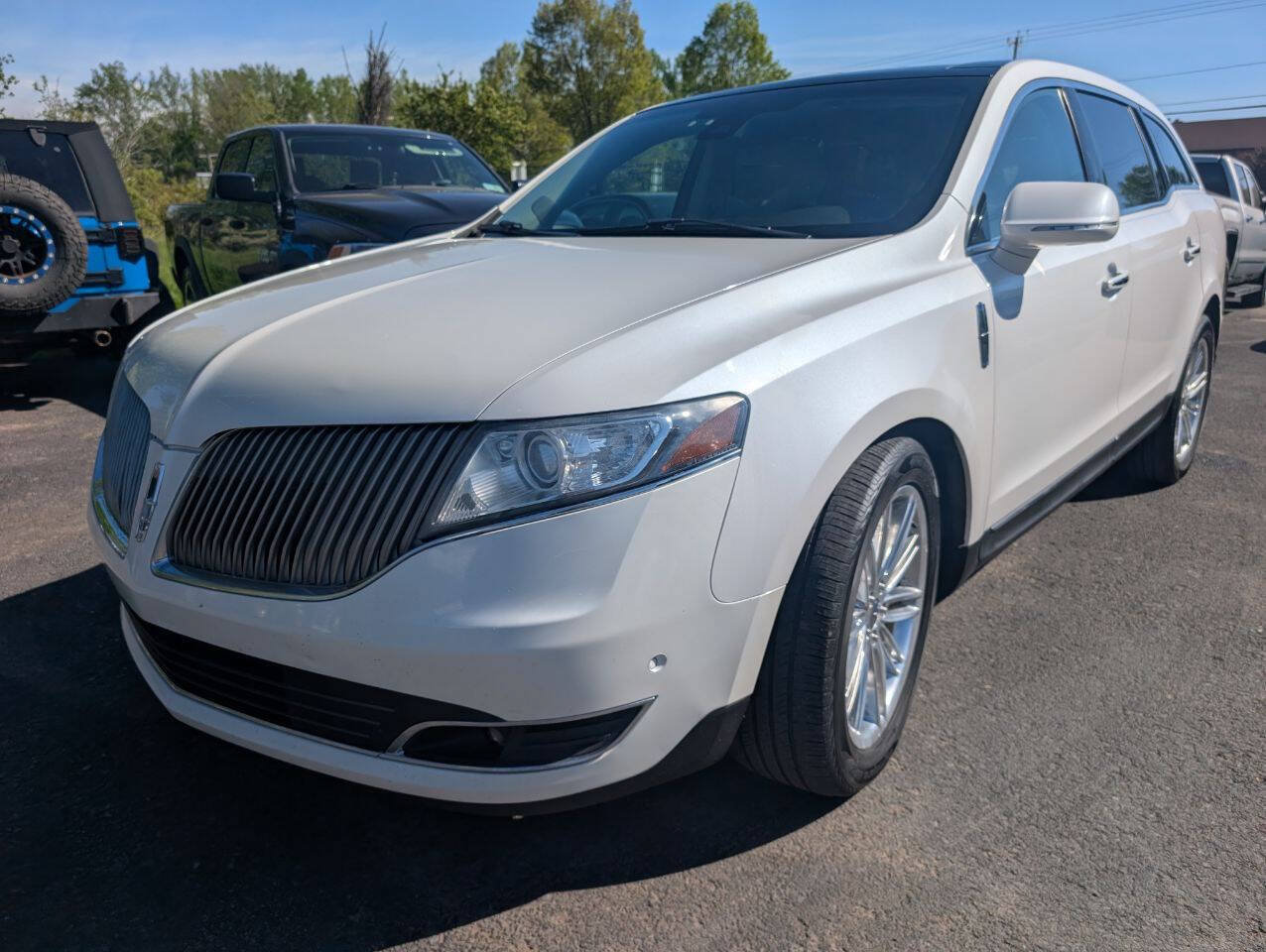 Used 2013 Lincoln MKT AWD image 1