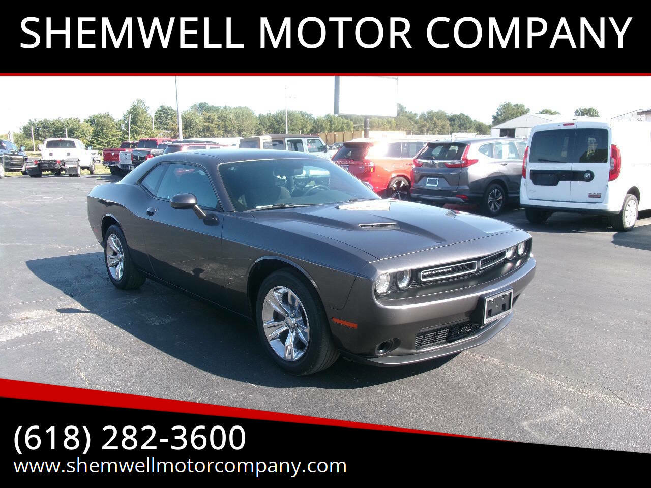 Used 2015 Dodge Challenger SXT image 1