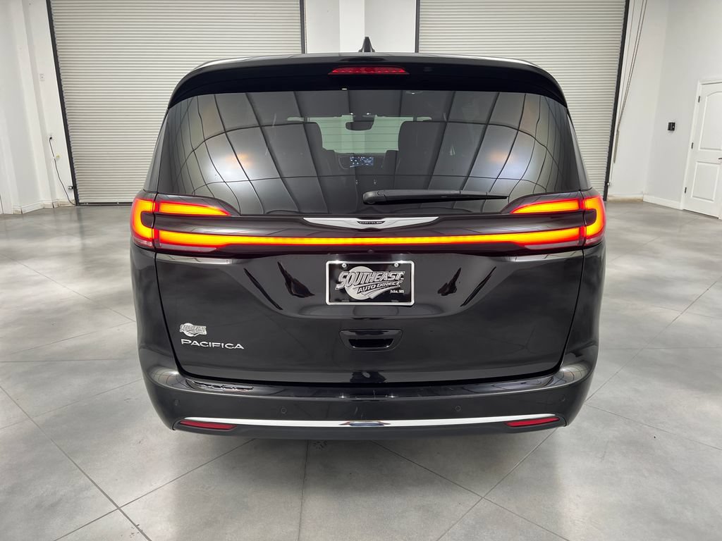 Used 2025 Chrysler Pacifica Select FWD image 8